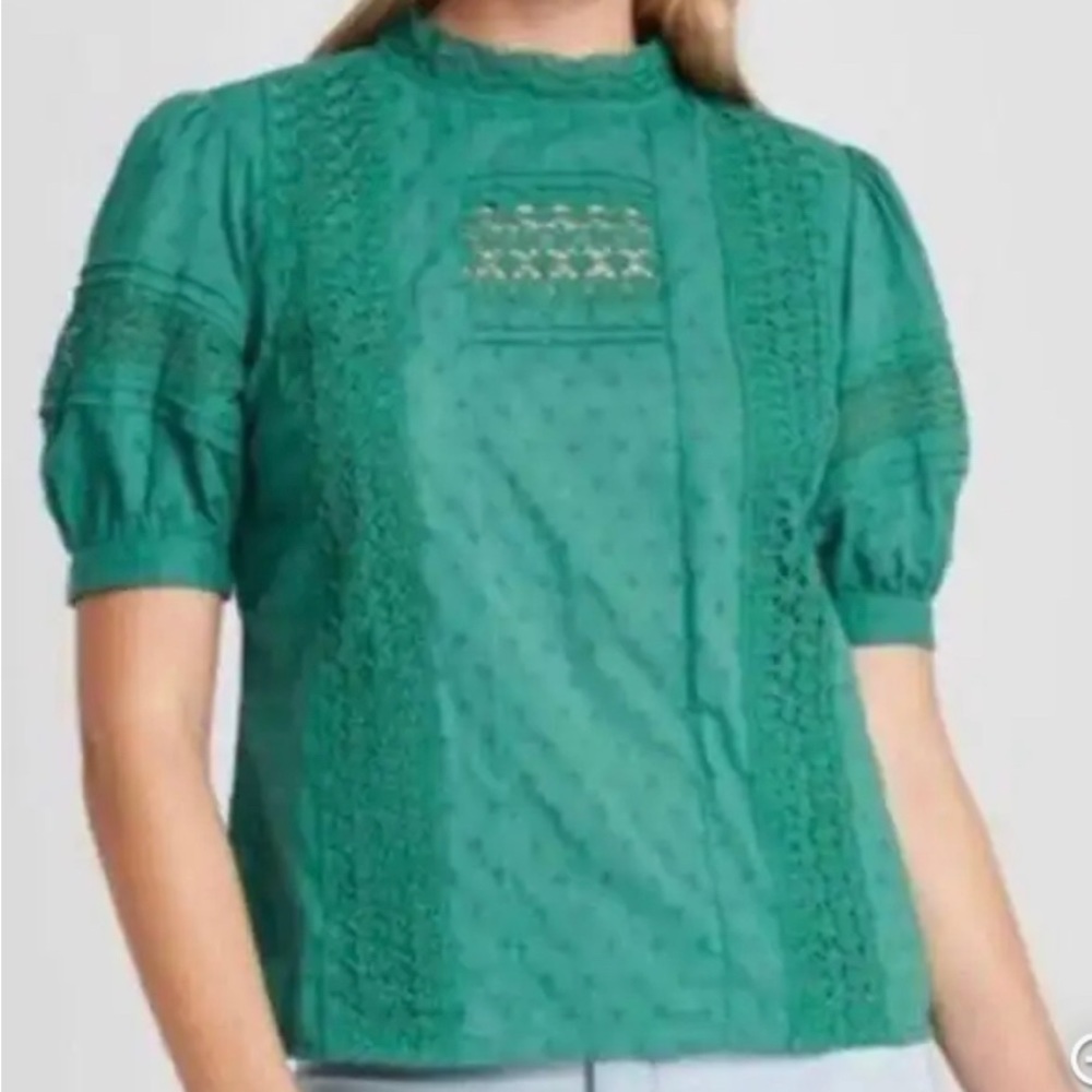NWT Universal Thread Nwot Emerald Green Crochet Trim High Neck blouse in Medium